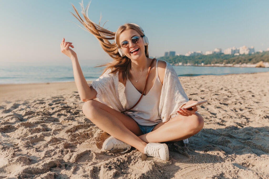 Nedlejni horoskop, mlada srećna žena na plaži